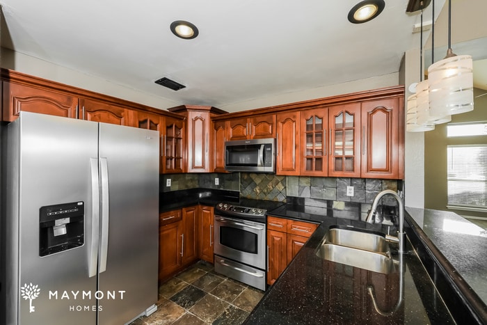 Building Photo - 6406 Mercedes Dr