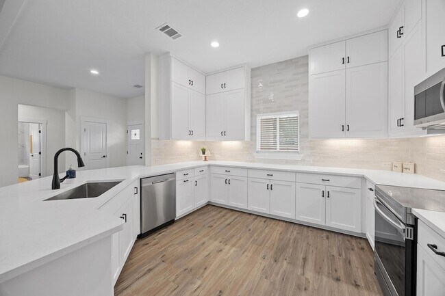 Building Photo - 17701 Village Dr