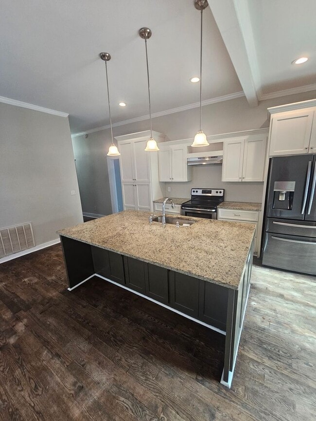 Building Photo - Historic Charm combined with Modern convenience 3 bedroom 2.5 bath spacious home