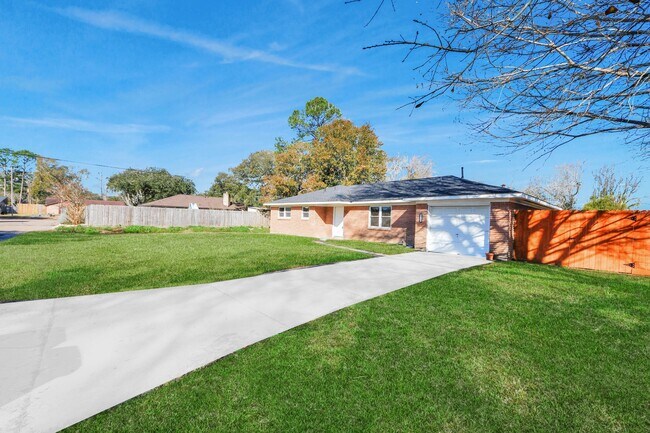 Building Photo - 1103 Pine St