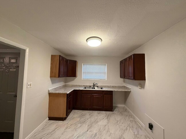 Building Photo - 307 4th St