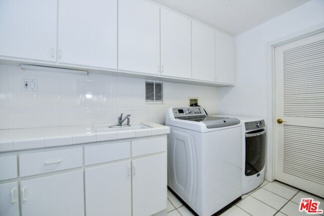 Building Photo - 6473 Zuma View Pl