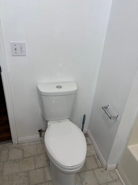 Master bathroom toilet - 2920 Dawn Ct