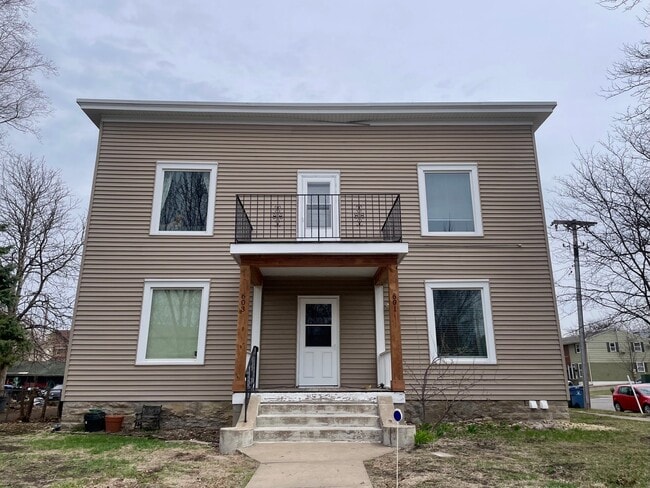 Building Photo - 601 NE Main St