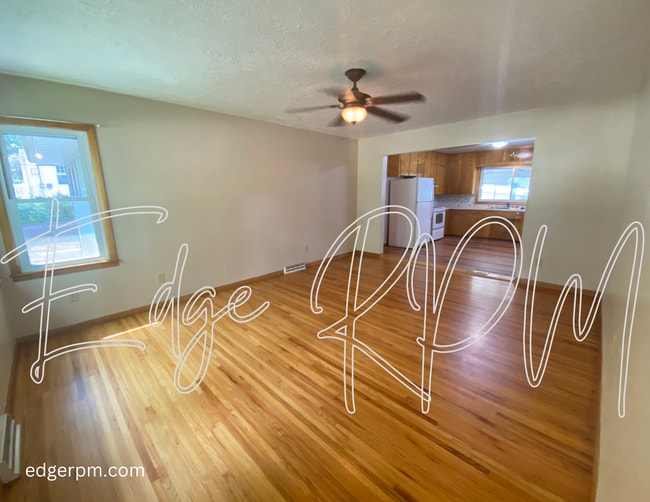Building Photo - 3 bedroom 1 bath DUPLEX