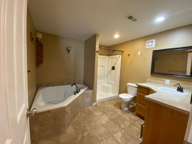Building Photo - 5 bedroom / 3 bathroom Single Family Home