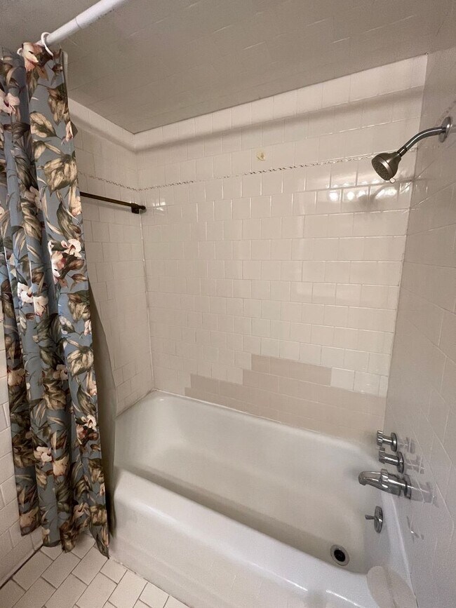 Building Photo - Large 2 bed! two bath, 2 car garage on a c...