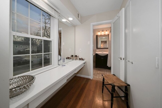 Building Photo - ABSOLUTELY GEORGEOUS 5BD/3.5BA Fully-Renov...