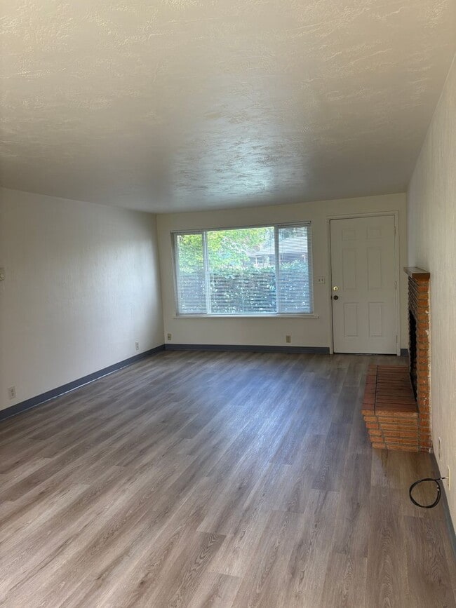 Building Photo - Updated 2BD/1BA Duplex in Cal Young Neighborhood