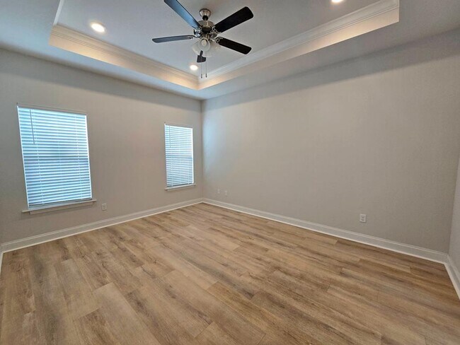 Building Photo - Elegant 4-Bedroom Lake Park Home with Open Layout, Modern Finishes, and Fenced Yard