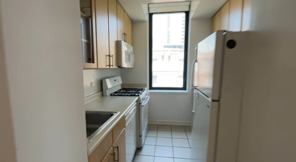 Building Photo - 2 S End Ave