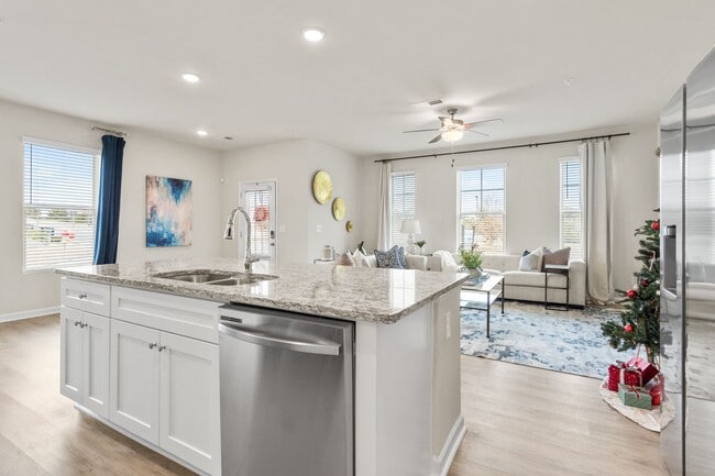 Building Photo - 4 Bedroom/2.5 Bathroom Townhome in Conyers!