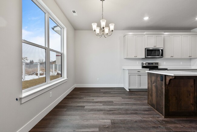 Building Photo - Stunning End unit 3 bed 2.5 Bath Townhom i...