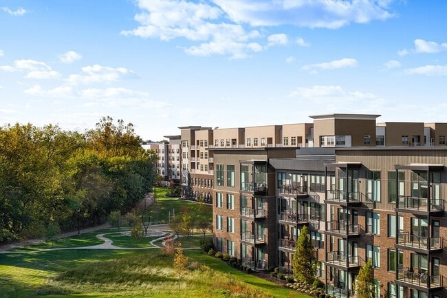 Building Photo - 526 Riverfront Ln