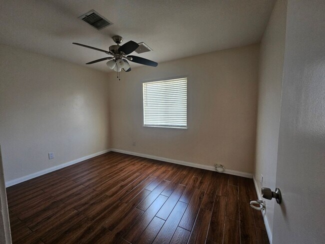 Building Photo - FRESH, CLEAN & BRIGHT 3 BED 2 BATH