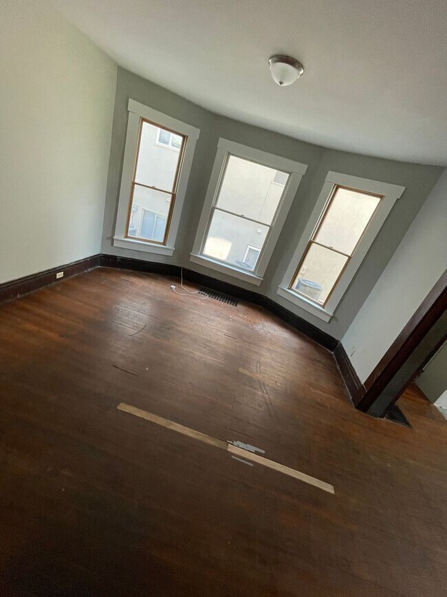 Building Photo - 136 E Norwich Ave