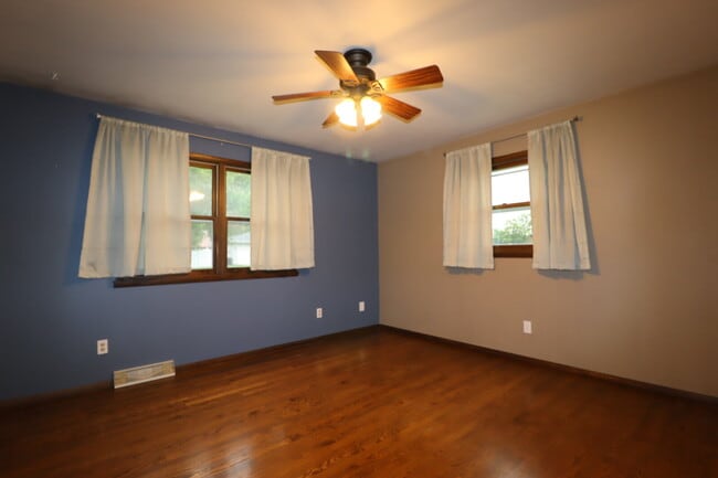 Building Photo - "Spacious 4-Bedroom 2 Bath with Finished B...