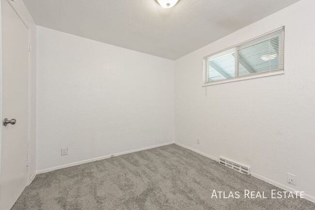 Building Photo - Spacious 3-bedroom Top Floor Duplex! Avail...