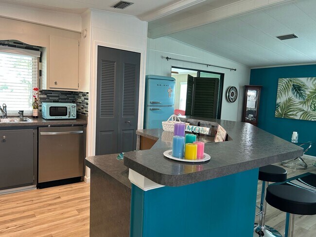 Building Photo - Stunning Move-in Ready 2 Bedrooms 2  bathr...