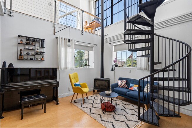 Building Photo - Industrial Chic 3bed/3bath loft style cond...
