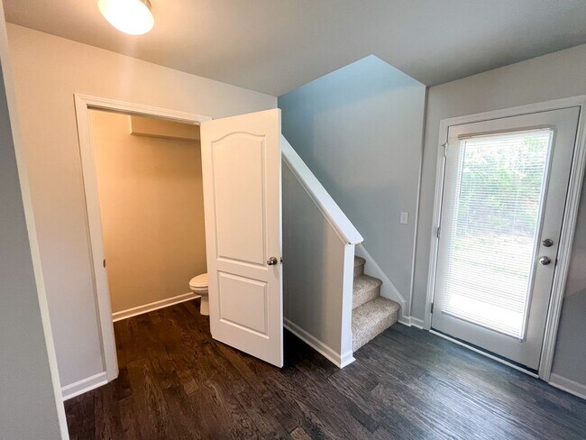 Building Photo - Beautiful 3 bedroom, 2 1/2 bathroom home i...
