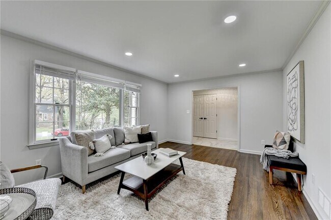 Building Photo - 1450 Cedarhurst Dr