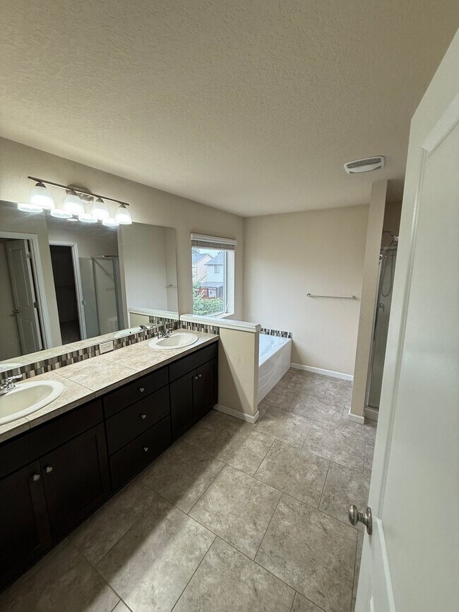 Building Photo - 12622 NE 49th Way