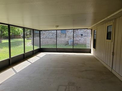 Building Photo - Spacious 3 bedroom house with large screened back porch
