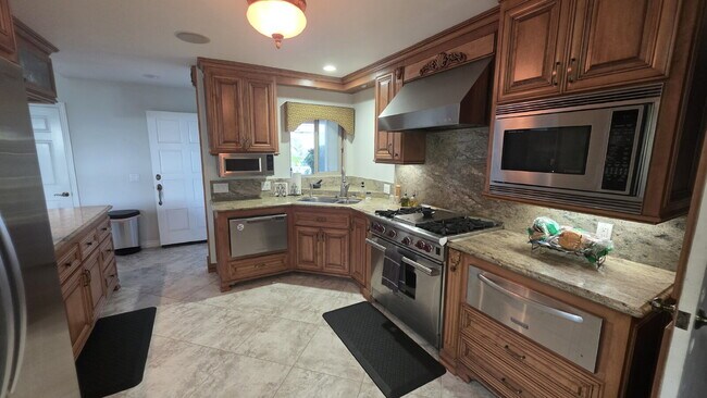 Building Photo - Beautiful home on the Shadowridge Golf Course