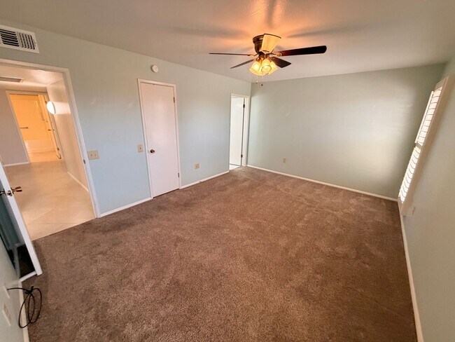 Building Photo - Large 2Bdm 2Ba Sun City Home