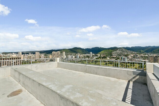 Building Photo - 2421 Tusitala St