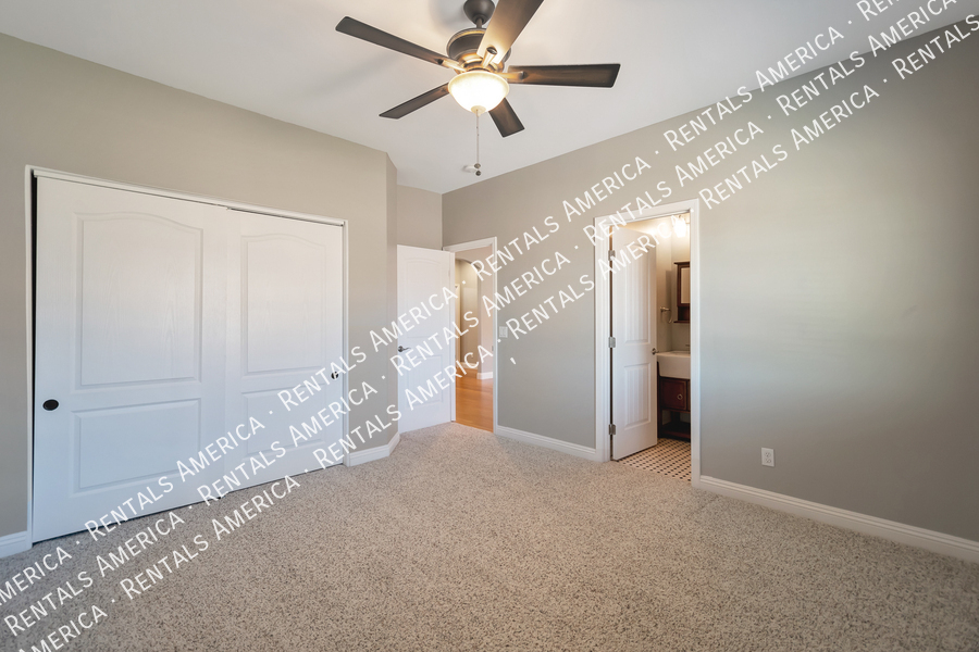 Building Photo - 16819 E Palm Beach Dr