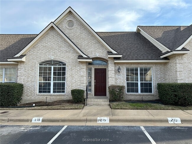 Primary Photo - 219 Fraternity Row