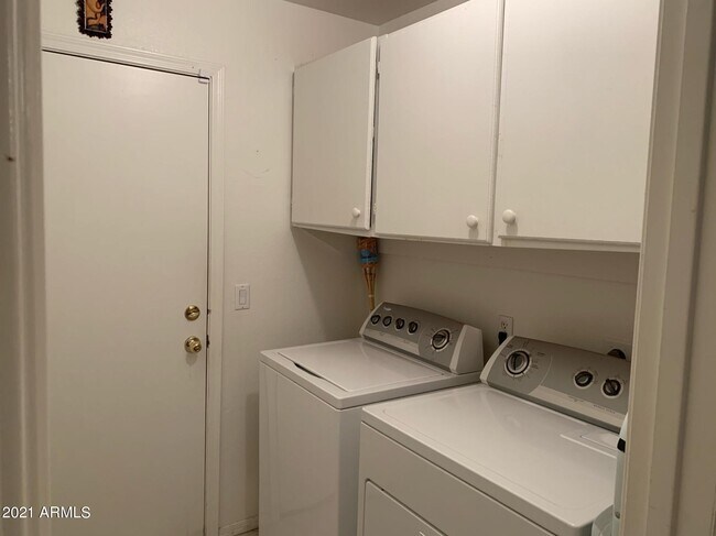 Building Photo - 1190 N Meadows Dr