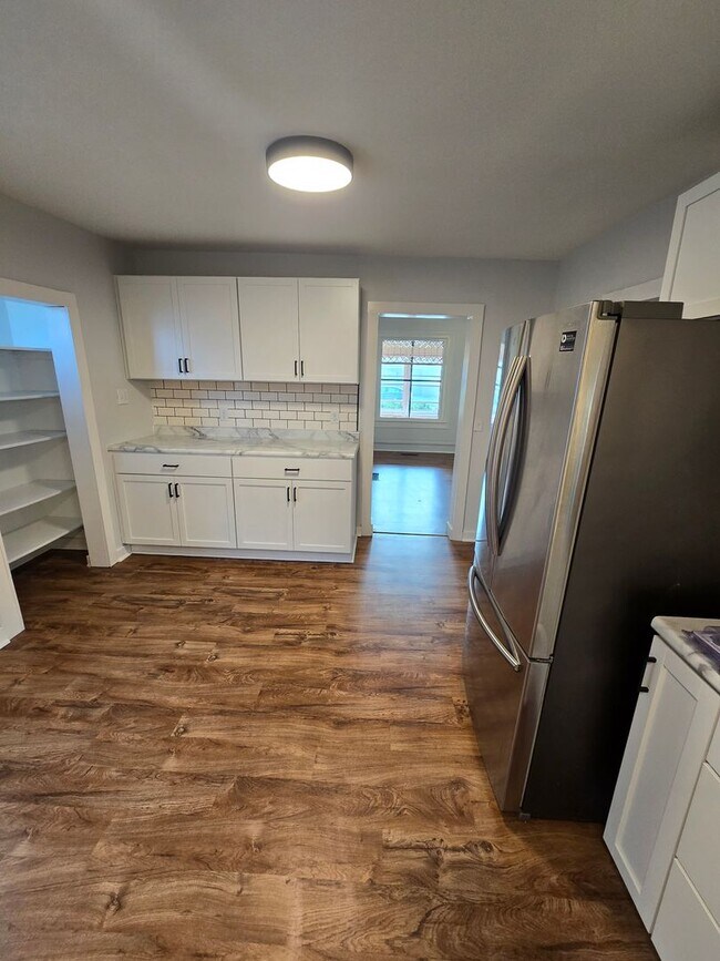 Building Photo - Beautiful 4 bed / 2 bath with garage and fenced yard on north side!