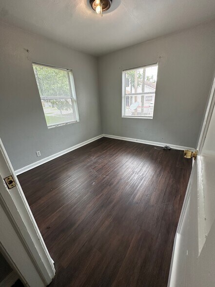 Building Photo - 1450 W 22nd St