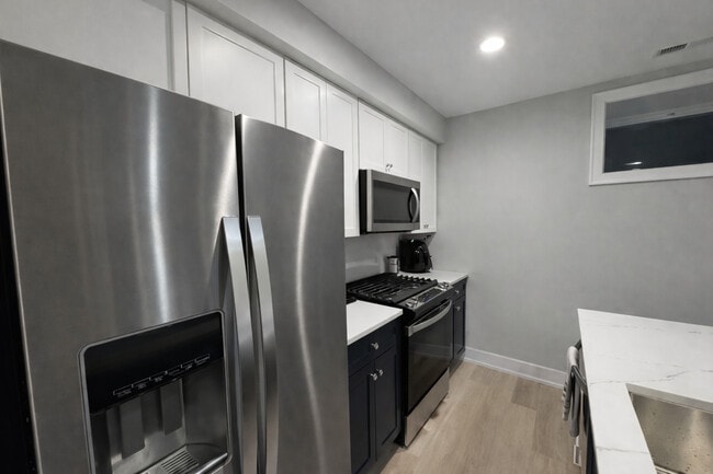 Building Photo - 1535 N Maplewood Ave