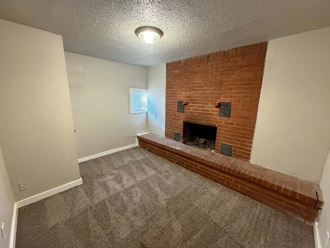 Building Photo - 1047 N New Haven Ave