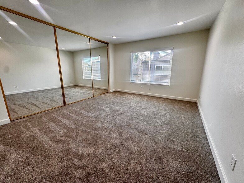 Building Photo - 1102 Cleghorn Dr