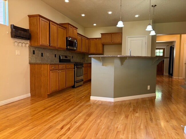 Building Photo - "Luxury Living: Stunning home with marble counter tops & Fireplace!"