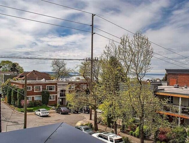 Building Photo - 4bd/4ba Townhouse in Queen Anne