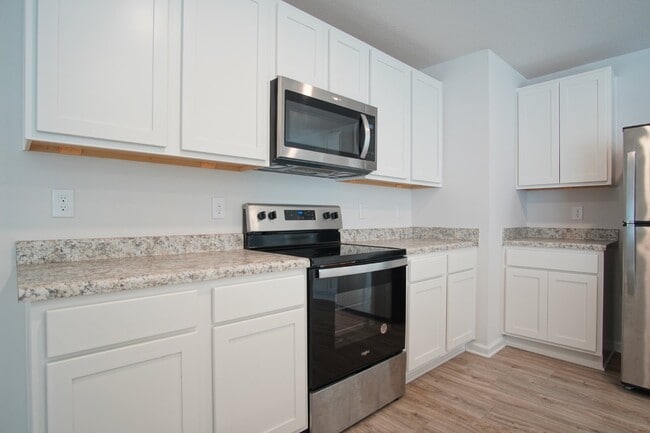 Building Photo - Modern 3BD/2BA in Ashland Manor – Open Lay...