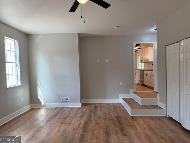 Building Photo - 115 E Greenwood Dr