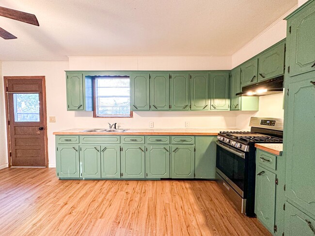 Building Photo - 3 bed/2 bath HOME w/ Garage! NOW LEASING! ...