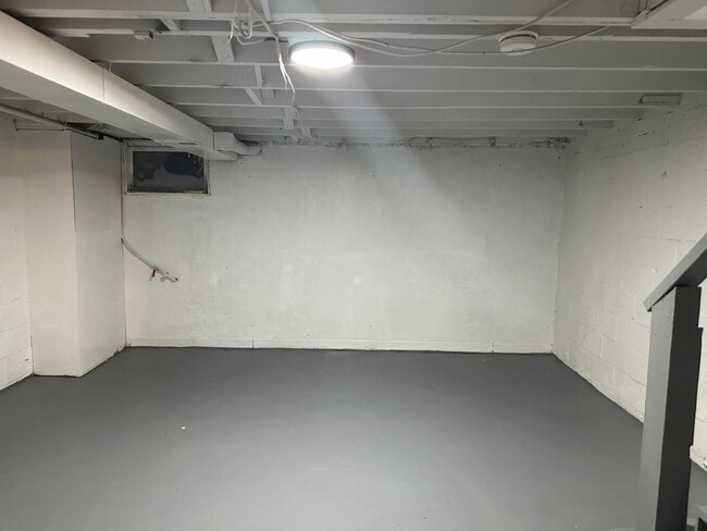 Building Photo - Spacious Home Available for Rent! Newly Re...