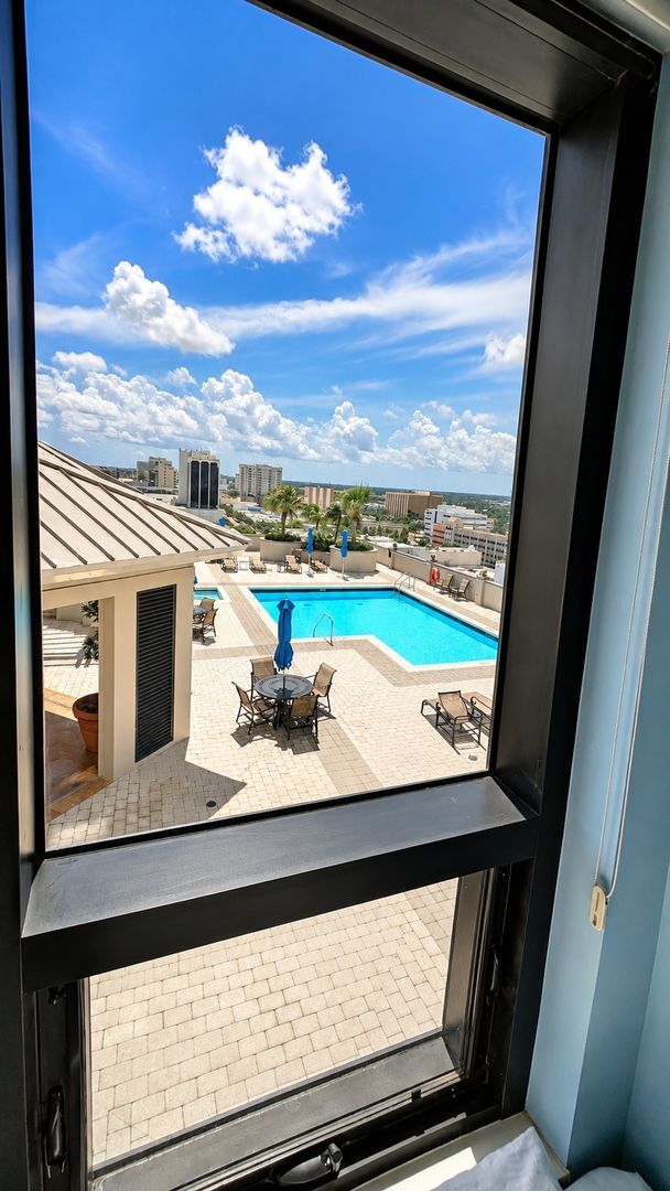 Building Photo - SEASONAL/SHOT TERM/ ANNUAL Turnkey furnished high end condo downtown