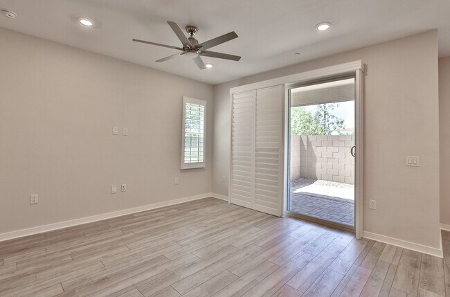 Building Photo - Gorgeous 4bed/3 bath End Unit Condo in Gil...