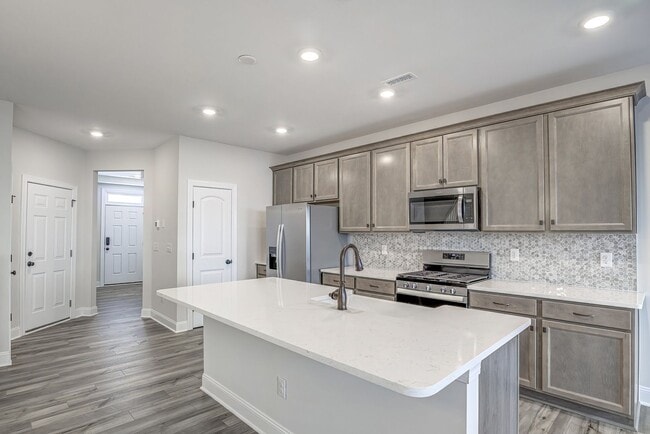 Building Photo - Updated Townhome with 1 Car Garage - close to Southpoint!