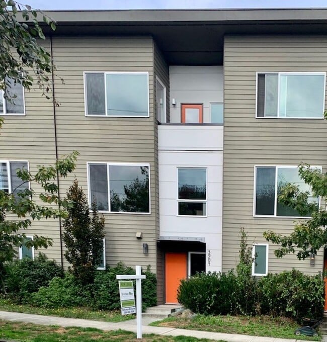 Building Photo - West Seattle Townhouse