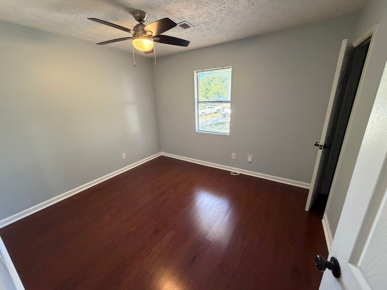 Building Photo - Room in House on Alicia Ct